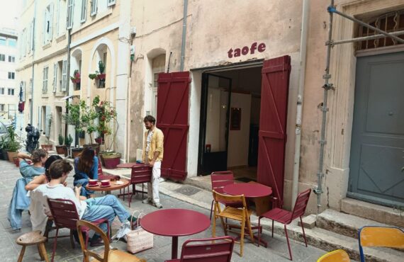 Dans le Panier, à Marseille, le café-bar à vin Taofe Cafe est un lieu hybride qui mélange bonne cuisine, boissons soignées, design et musique. Une ode au produit brut et à la convivialité (extérieur)