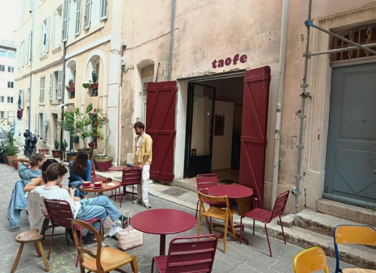 Dans le Panier, à Marseille, le café-bar à vin Taofe Cafe est un lieu hybride qui mélange bonne cuisine, boissons soignées, design et musique. Une ode au produit brut et à la convivialité (extérieur)