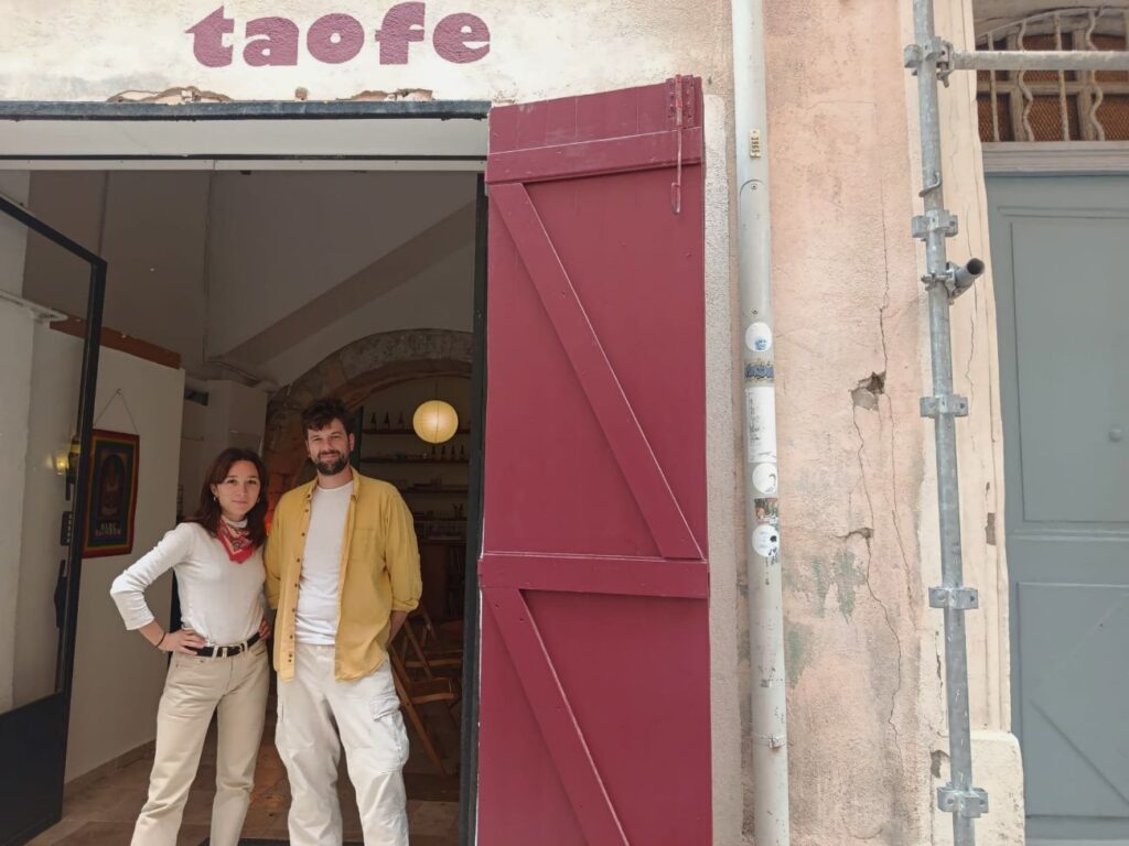 Dans le Panier, à Marseille, le café-bar à vin Taofe Cafe est un lieu hybride qui mélange bonne cuisine, boissons soignées, design et musique. Une ode au produit brut et à la convivialité (gérants)