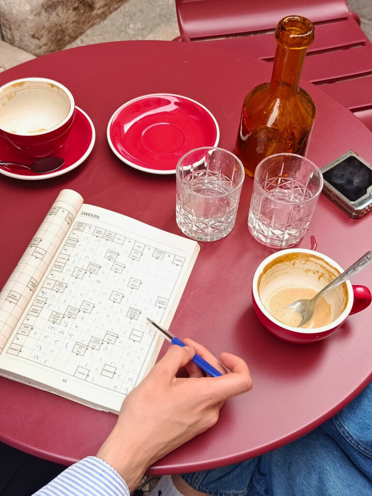 Dans le Panier, à Marseille, le café-bar à vin Taofe Cafe est un lieu hybride qui mélange bonne cuisine, boissons soignées, design et musique. Une ode au produit brut et à la convivialité (café)
