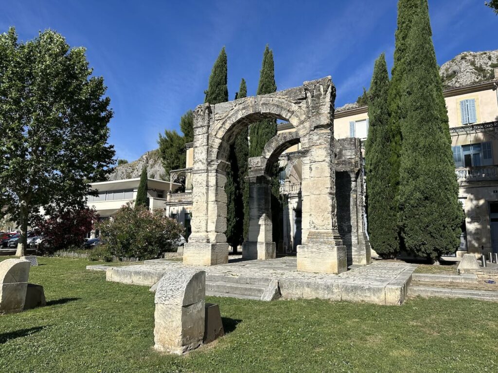 Un jour à Cavaillon est une découverte du patrimoine ancien er récent de la capitale du Luberon qui jouit d'une nouvelle énergie 5arc Romain)