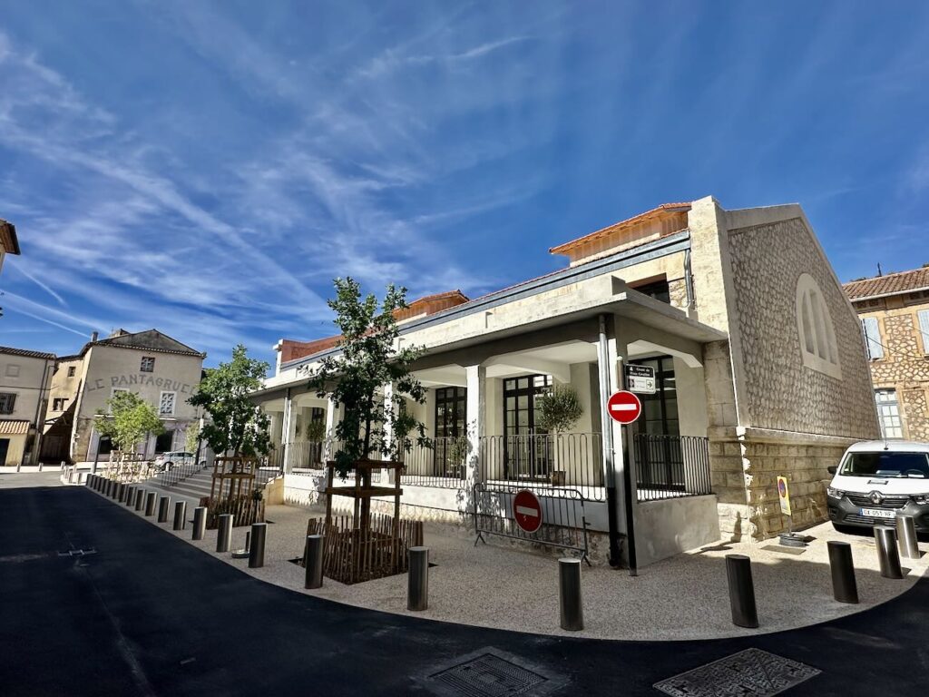 Un jour à Cavaillon est une découverte du patrimoine ancien er récent de la capitale du Lubéron qui jouit d'une nouvelle énergie (extérieur Halles Aroma-Zone)