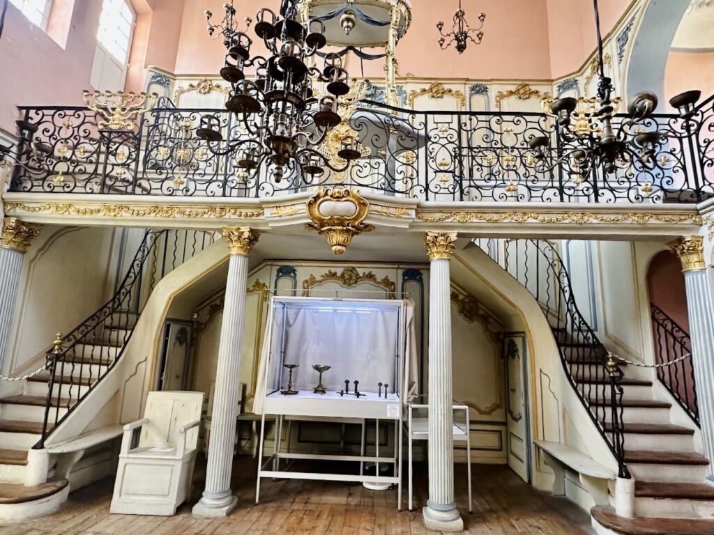 Un jour à Cavaillon est une découverte du patrimoine ancien er récent de la capitale du Luberon qui jouit d'une nouvelle énergie 5musée Juif comtadin)