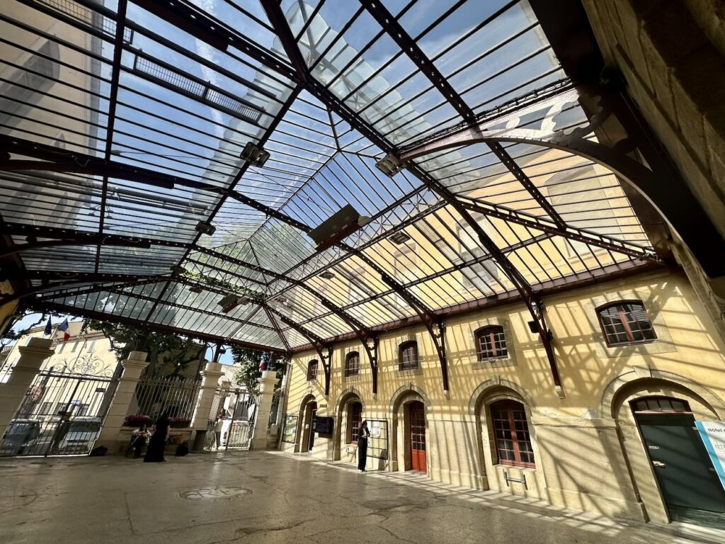Un jour à Cavaillon est une découverte du patrimoine ancien er récent de la capitale du Luberon qui jouit d'une nouvelle énergie (hôtel de ville)