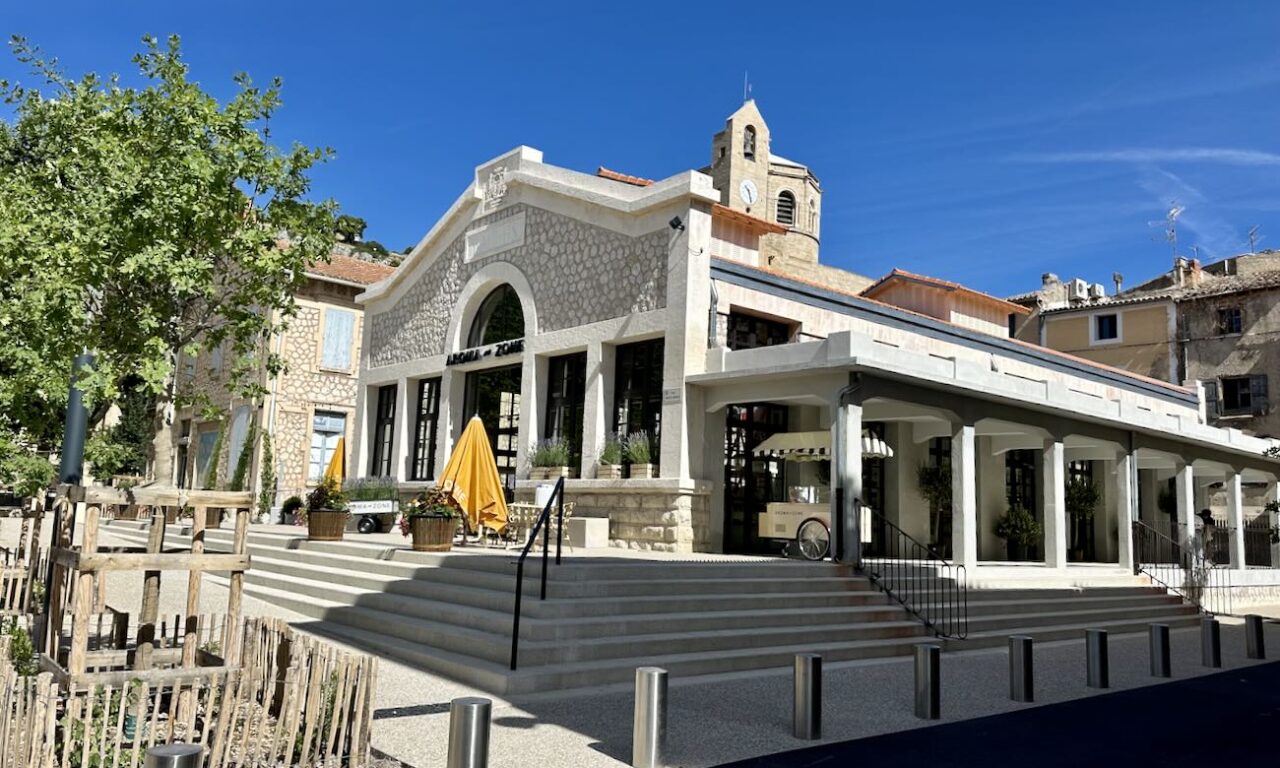 Un jour à Cavaillon est une découverte du patrimoine ancien er récent de la capitale du Lubéron qui jouit d'une nouvelle énergie (Place Philippe Cabassole)