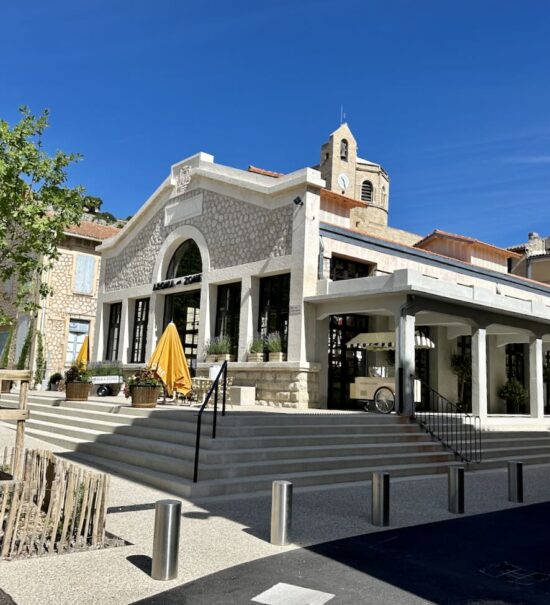 Un jour à Cavaillon est une découverte du patrimoine ancien er récent de la capitale du Lubéron qui jouit d'une nouvelle énergie (Place Philippe Cabassole)