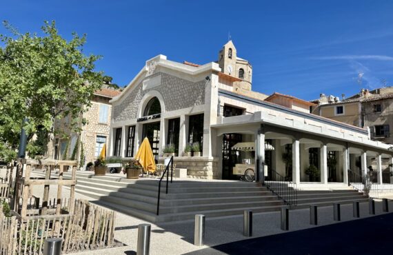 Un jour à Cavaillon est une découverte du patrimoine ancien er récent de la capitale du Lubéron qui jouit d'une nouvelle énergie (Place Philippe Cabassole)