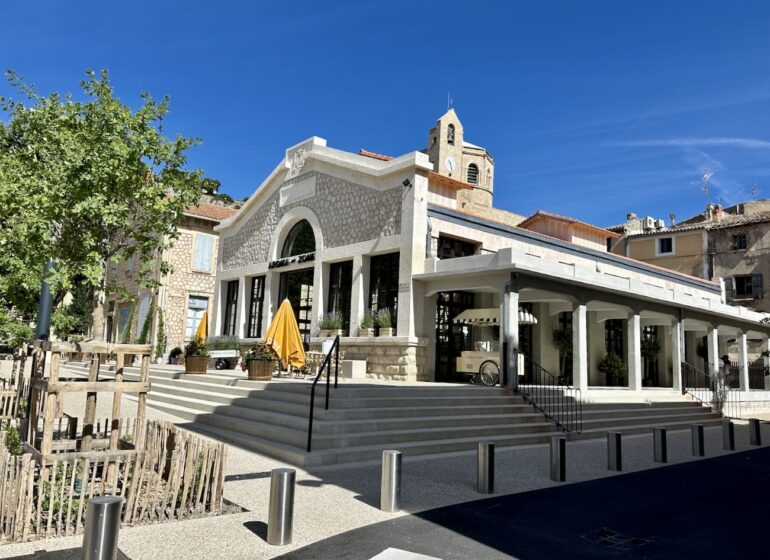 Un jour à Cavaillon est une découverte du patrimoine ancien er récent de la capitale du Lubéron qui jouit d'une nouvelle énergie (Place Philippe Cabassole)