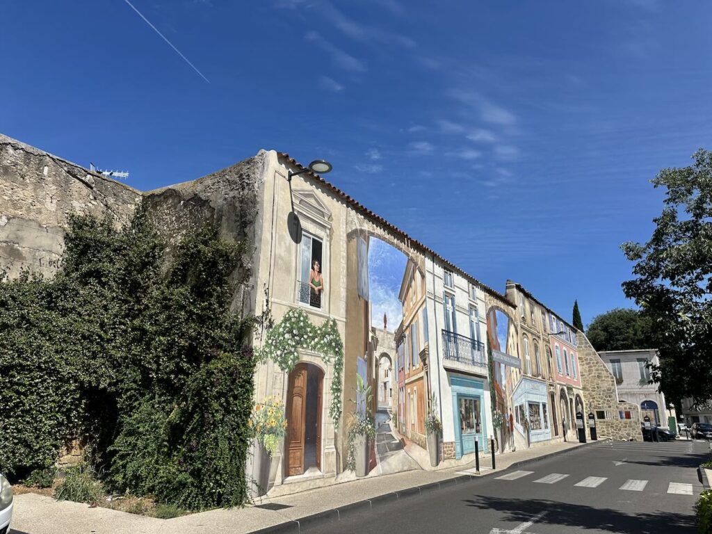 Un jour à Cavaillon est une découverte du patrimoine ancien er récent de la capitale du Lubéron qui jouit d'une nouvelle énergie (fresques)