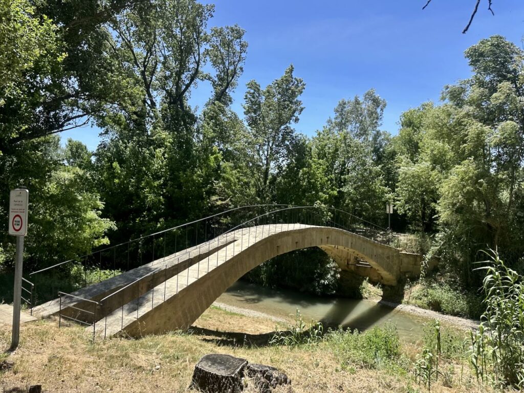 Un jour à Cavaillon est une découverte du patrimoine ancien er récent de la capitale du Lubéron qui jouit d'une nouvelle énergie (pont de la Canaù)