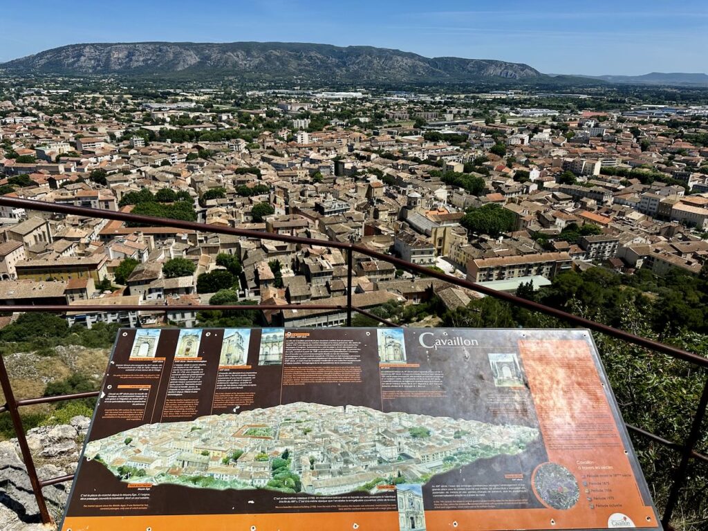 Un jour à Cavaillon est une découverte du patrimoine ancien er récent de la capitale du Luberon qui jouit d'une nouvelle énergie. (Panorama)