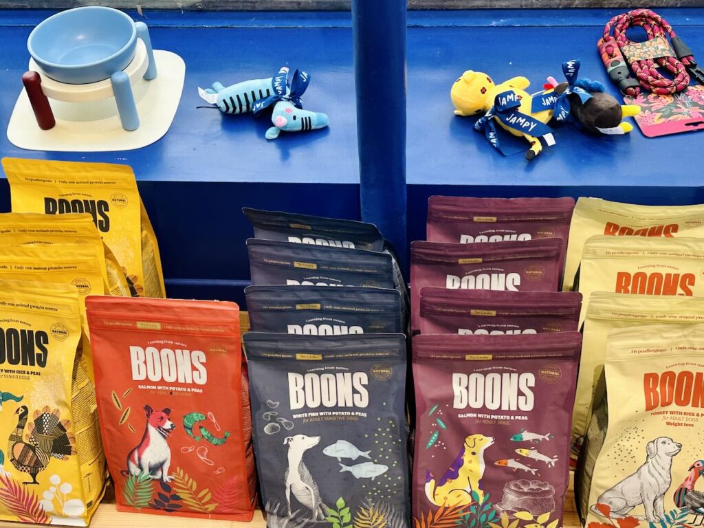 Chien Bleu est un concept-store canin situé entre le Vieux-Port et le quartier du Panier à Marseille. Il propose une boutique d'accessoires et de produits alimentaires, une garderie et un espace toilettage mais aussi une buvette pour leurs maîtres (croquettes)