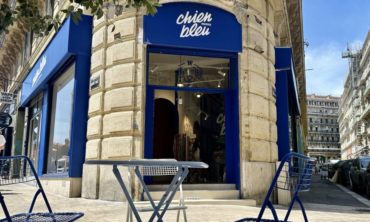 Chien Bleu est un concept-store canin situé entre le Vieux-Port et le quartier du Panier à Marseille. Il propose une boutique d'accessoires et de produits alimentaires, une garderie et un espace toilettage mais aussi une buvette pour leurs maîtres (facade)