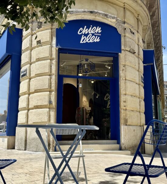 Chien Bleu est un concept-store canin situé entre le Vieux-Port et le quartier du Panier à Marseille. Il propose une boutique d'accessoires et de produits alimentaires, une garderie et un espace toilettage mais aussi une buvette pour leurs maîtres (facade)
