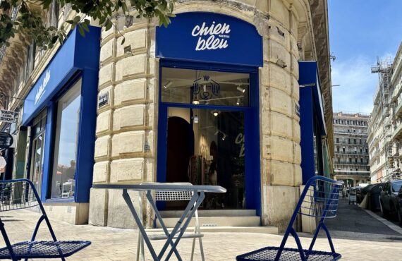 Chien Bleu est un concept-store canin situé entre le Vieux-Port et le quartier du Panier à Marseille. Il propose une boutique d'accessoires et de produits alimentaires, une garderie et un espace toilettage mais aussi une buvette pour leurs maîtres (facade)
