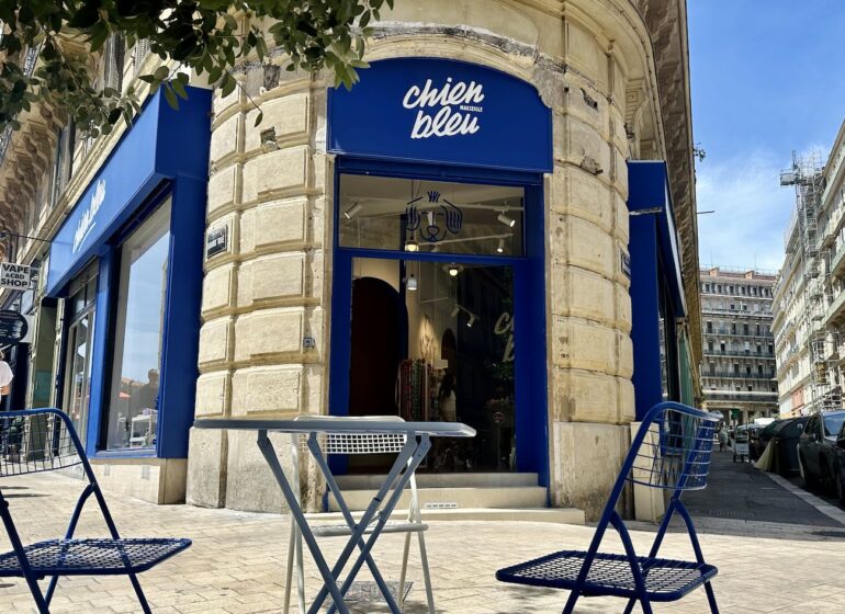 Chien Bleu est un concept-store canin situé entre le Vieux-Port et le quartier du Panier à Marseille. Il propose une boutique d'accessoires et de produits alimentaires, une garderie et un espace toilettage mais aussi une buvette pour leurs maîtres (facade)