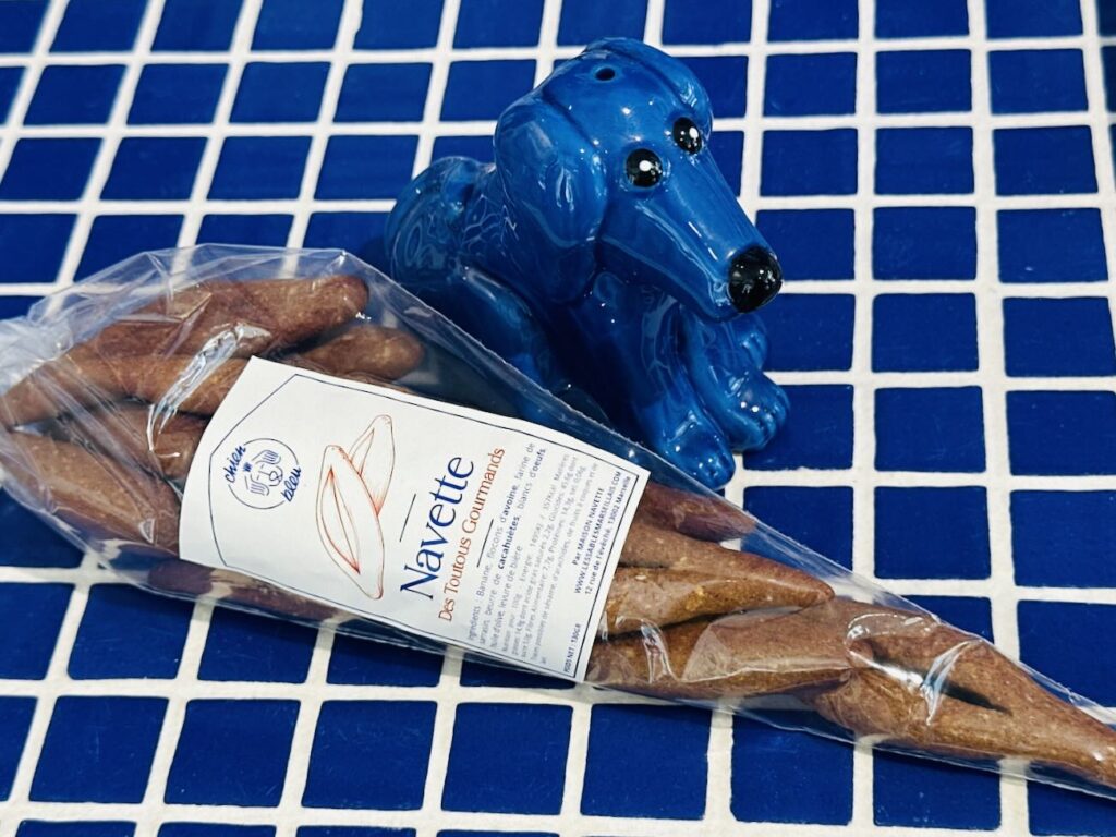 Chien Bleu est un concept-store canin situé entre le Vieux-Port et le quartier du Panier à Marseille. Il propose une boutique d'accessoires et de produits alimentaires, une garderie et un espace toilettage mais aussi une buvette pour leurs maîtres (sablés marseillais)