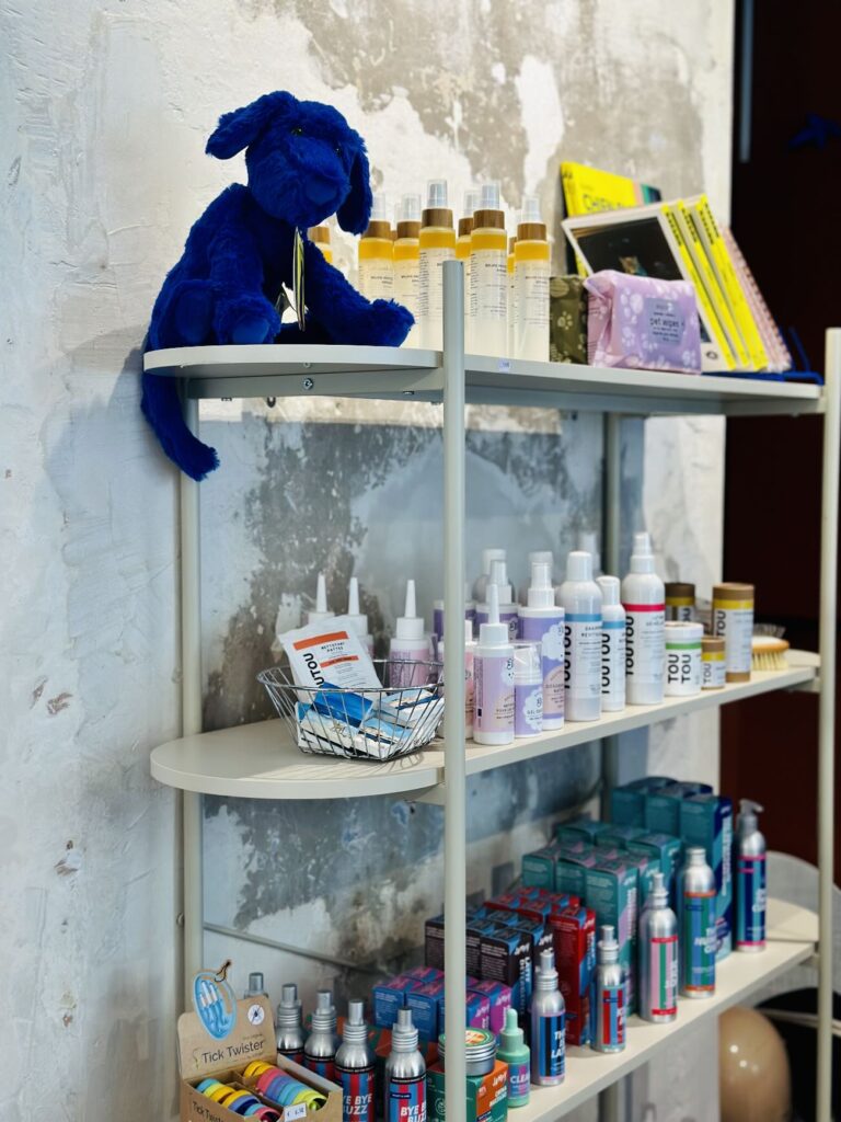 Chien Bleu est un concept-store canin situé entre le Vieux-Port et le quartier du Panier à Marseille. Il propose une boutique d'accessoires et de produits alimentaires, une garderie et un espace toilettage mais aussi une buvette pour leurs maîtres (produits)