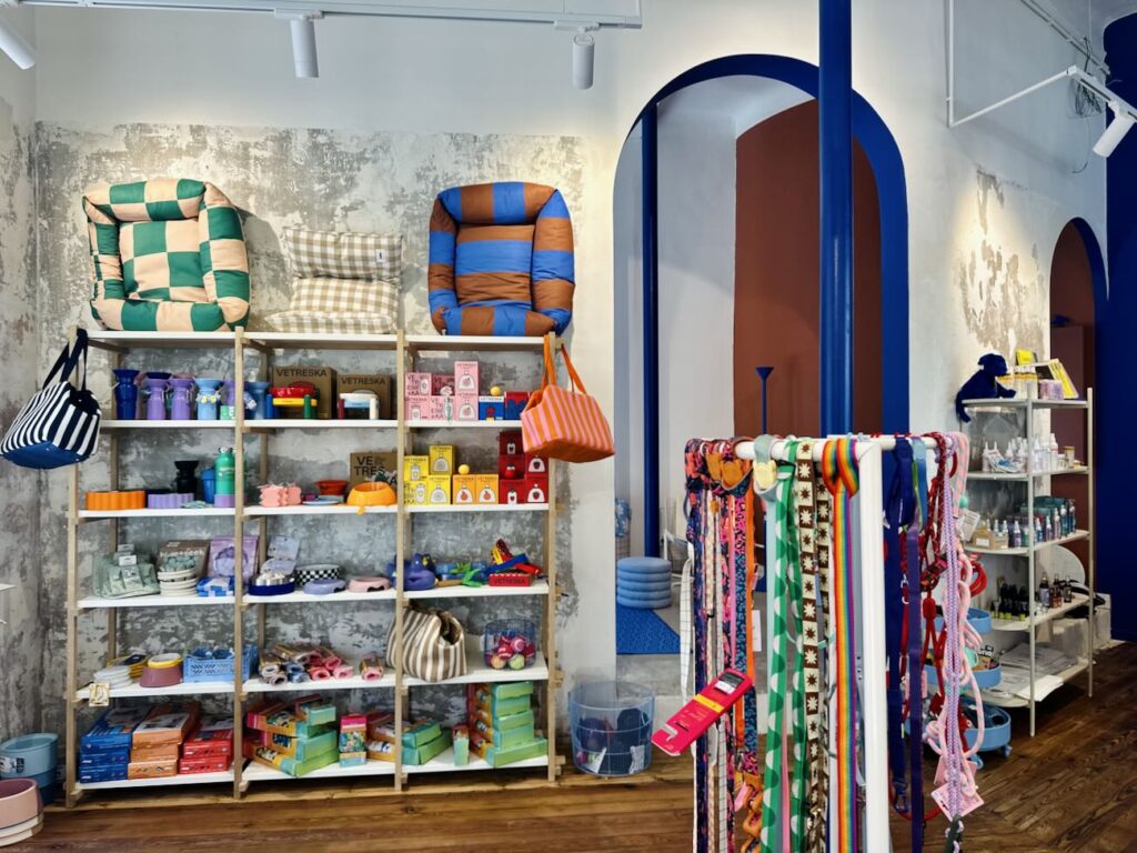 Chien Bleu est un concept-store canin situé entre le Vieux-Port et le quartier du Panier à Marseille. Il propose une boutique d'accessoires et de produits alimentaires, une garderie et un espace toilettage mais aussi une buvette pour leurs maîtres (accessoires)