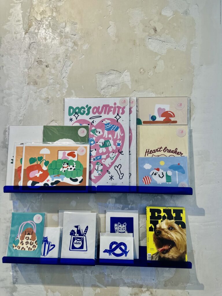 Chien Bleu est un concept-store canin situé entre le Vieux-Port et le quartier du Panier à Marseille. Il propose une boutique d'accessoires et de produits alimentaires, une garderie et un espace toilettage mais aussi une buvette pour leurs maîtres (livres)