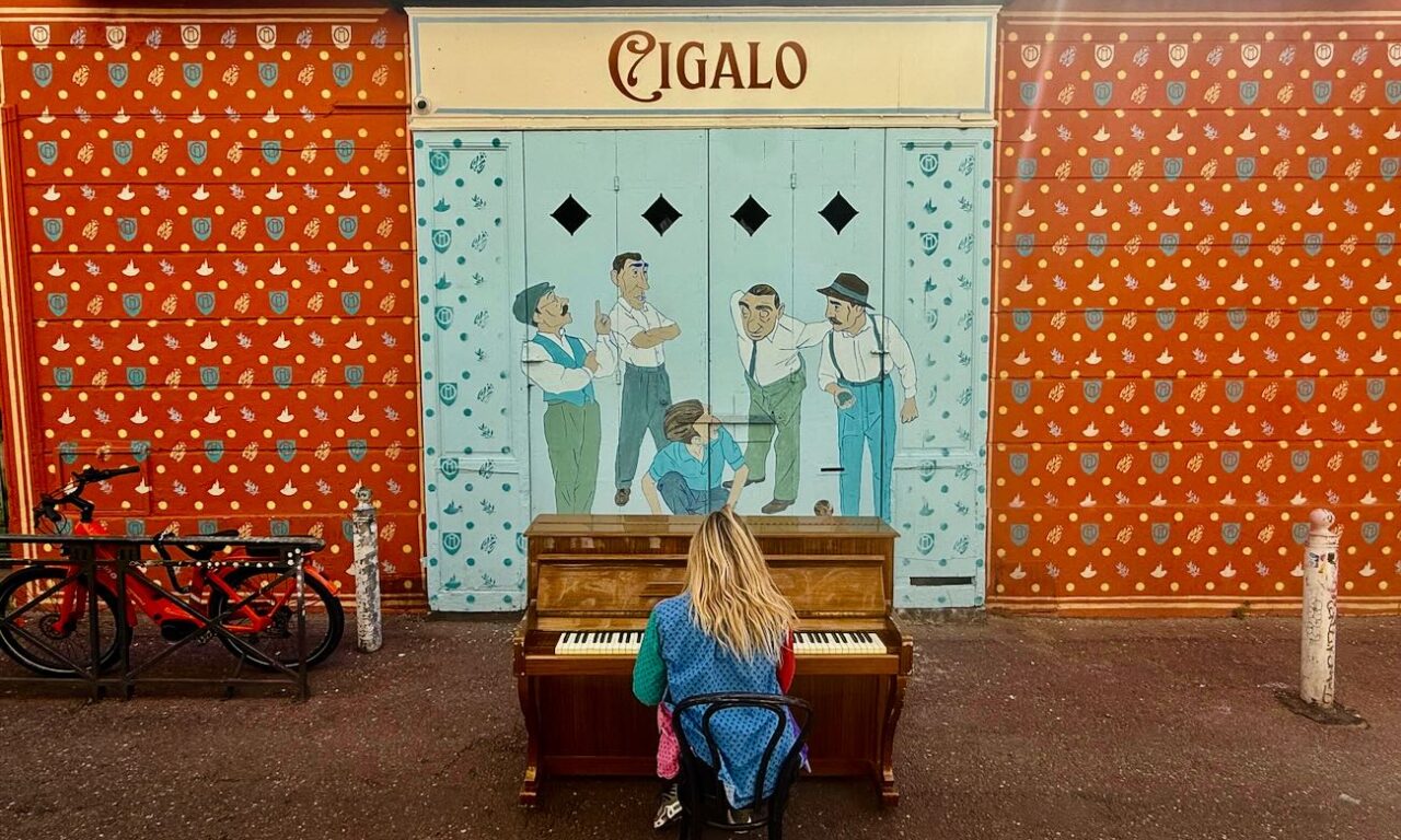 Cigalo est un Piano-Bar situé au Cours Julien à Marseille qui propose des cocktails inspirés des traditions provençales (fresque)
