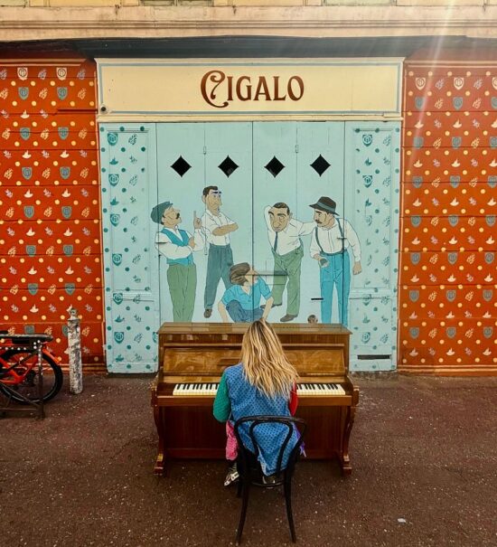 Cigalo est un Piano-Bar situé au Cours Julien à Marseille qui propose des cocktails inspirés des traditions provençales (fresque)