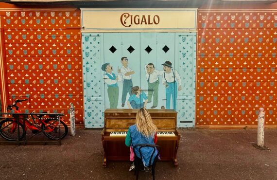 Cigalo est un Piano-Bar situé au Cours Julien à Marseille qui propose des cocktails inspirés des traditions provençales (fresque)