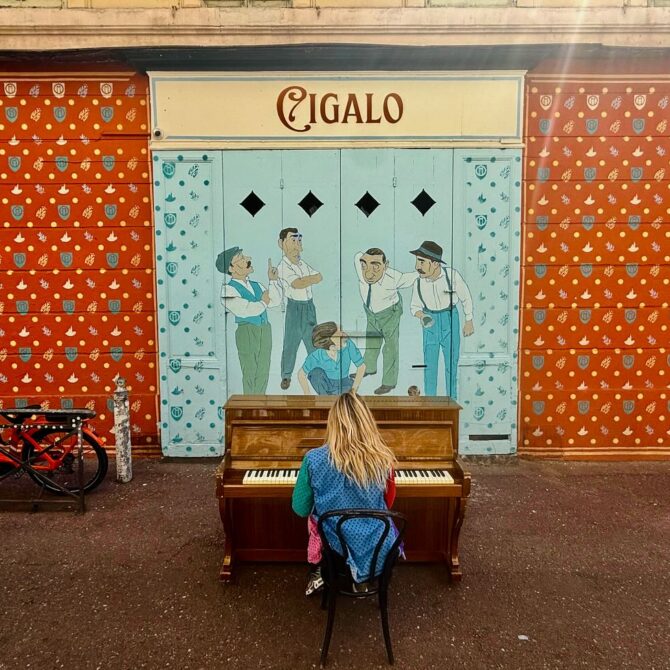 Cigalo est un Piano-Bar situé au Cours Julien à Marseille qui propose des cocktails inspirés des traditions provençales (fresque)