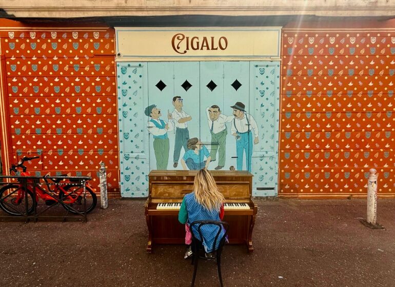 Cigalo est un Piano-Bar situé au Cours Julien à Marseille qui propose des cocktails inspirés des traditions provençales (fresque)