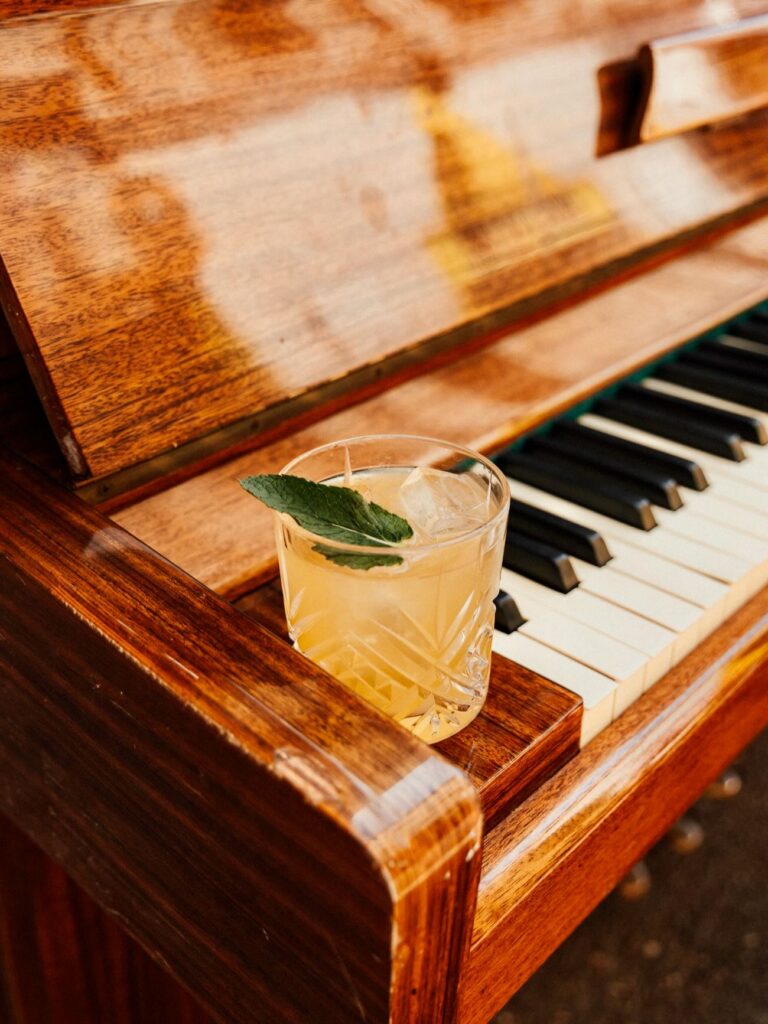 Cigalo est un Piano-Bar situé au Cours Julien à Marseille qui propose des cocktails inspirés des traditions provençales (piano)