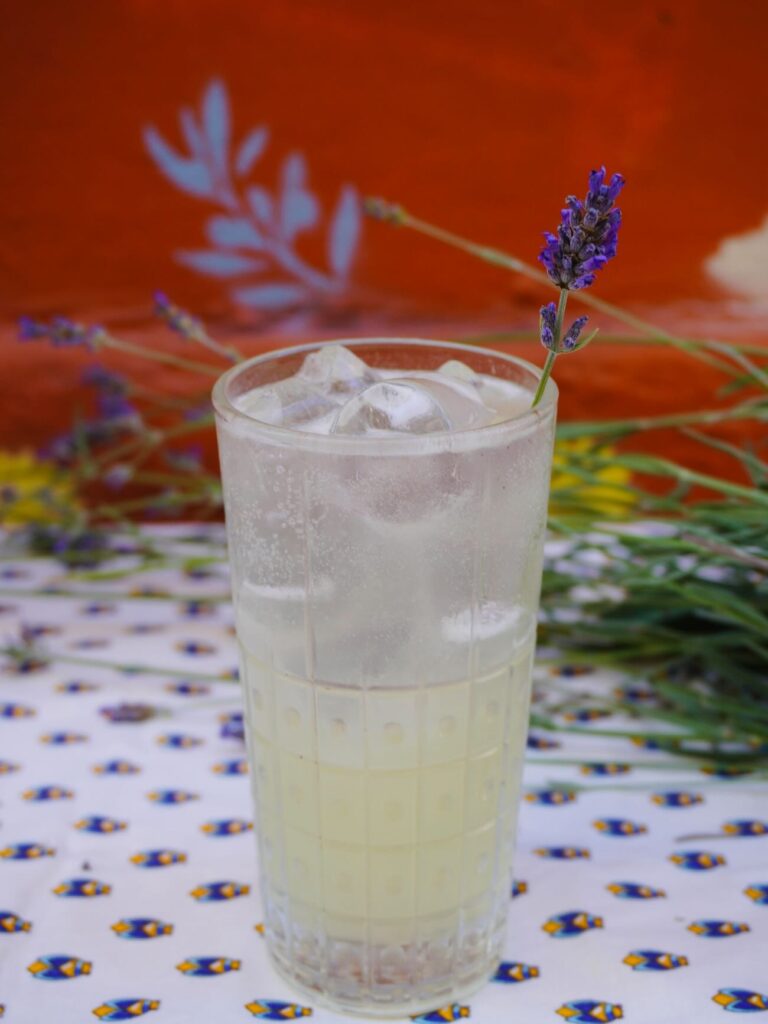 Cigalo est un Piano-Bar situé au Cours Julien à Marseille qui propose des cocktails inspirés des traditions provençales (lavande)