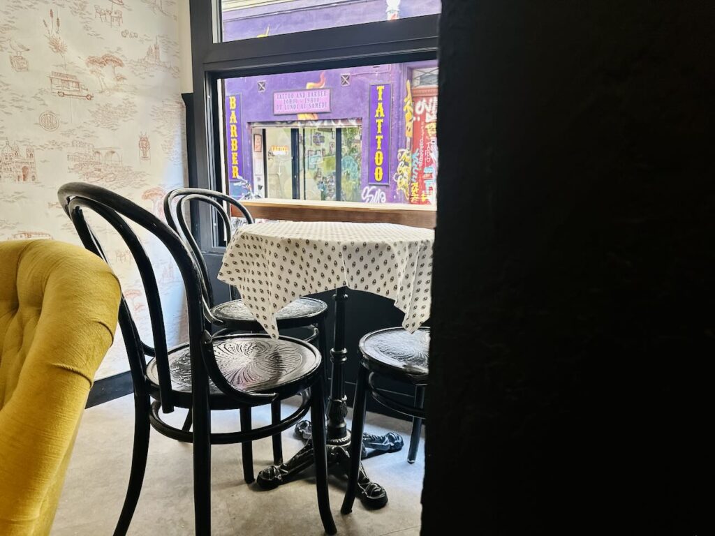 Cigalo est un Piano-Bar situé au Cours Julien à Marseille qui propose des cocktails inspirés des traditions provençales (bistrot)