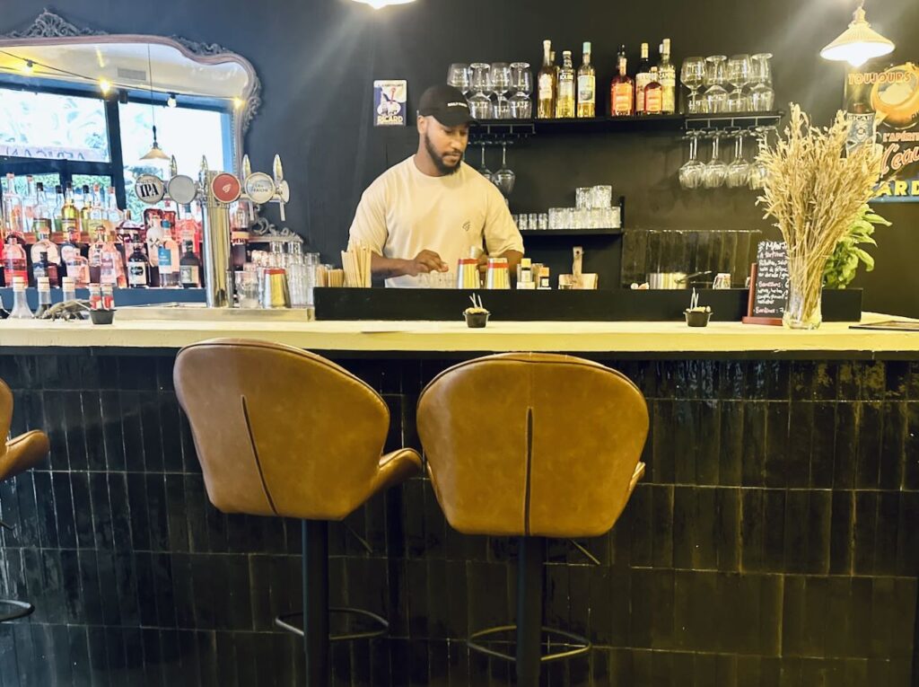 Cigalo est un Piano-Bar situé au Cours Julien à Marseille qui propose des cocktails inspirés des traditions provençales (cpomptoir)