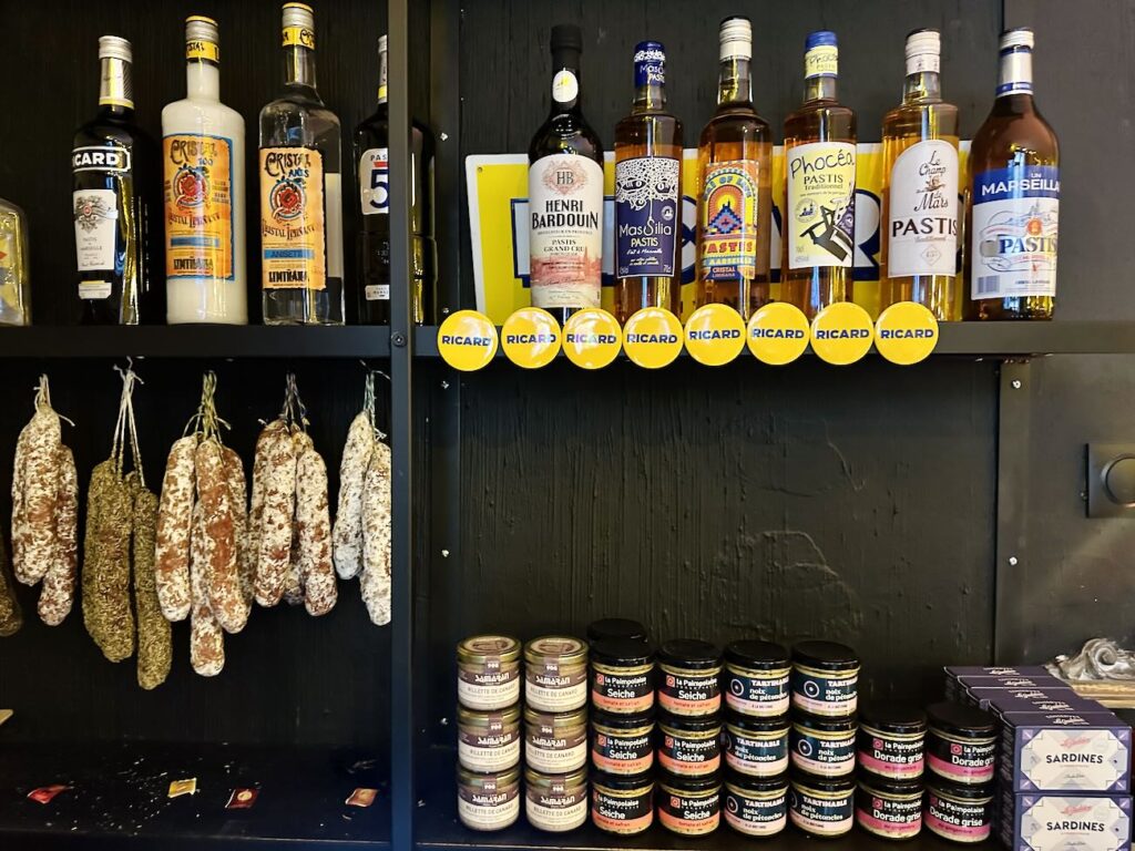 Cigalo est un Piano-Bar situé au Cours Julien à Marseille qui propose des cocktails inspirés des traditions provençales (pastis)