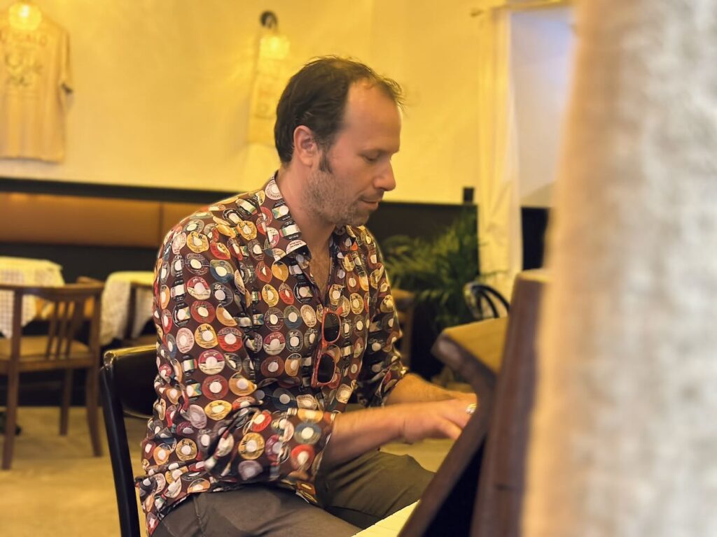 Cigalo est un Piano-Bar situé au Cours Julien à Marseille qui propose des cocktails inspirés des traditions provençales (pianiste)