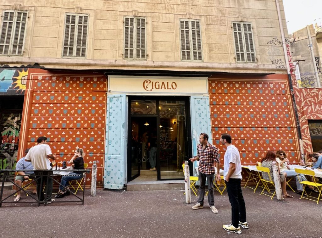 Cigalo est un Piano-Bar situé au Cours Julien à Marseille qui propose des cocktails inspirés des traditions provençales (devanture)