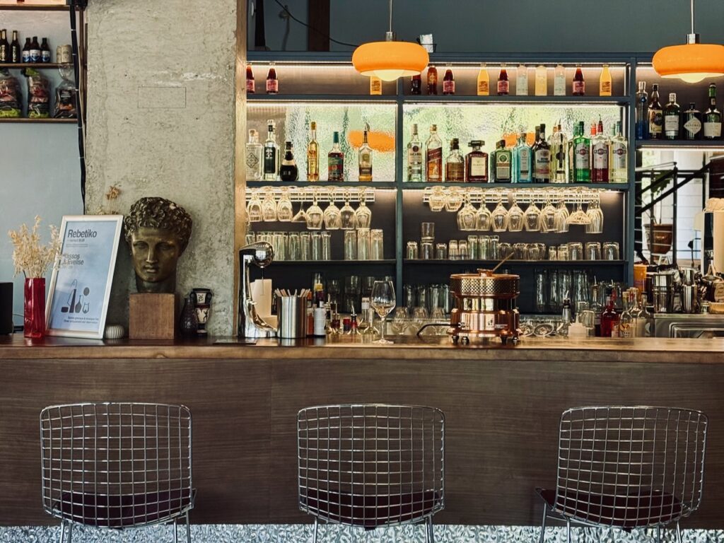 Hemera est un restaurant grecque qui propose dans le 6ème arrondissement de Marseille un cuisine contemporaine mêlant grands classiques et savoir-faire français. (bar)