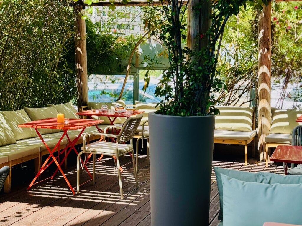 Hemera est un restaurant grecque qui propose dans le 6ème arrondissement de Marseille un cuisine contemporaine mêlant grands classiques et savoir-faire français. (extérieur)