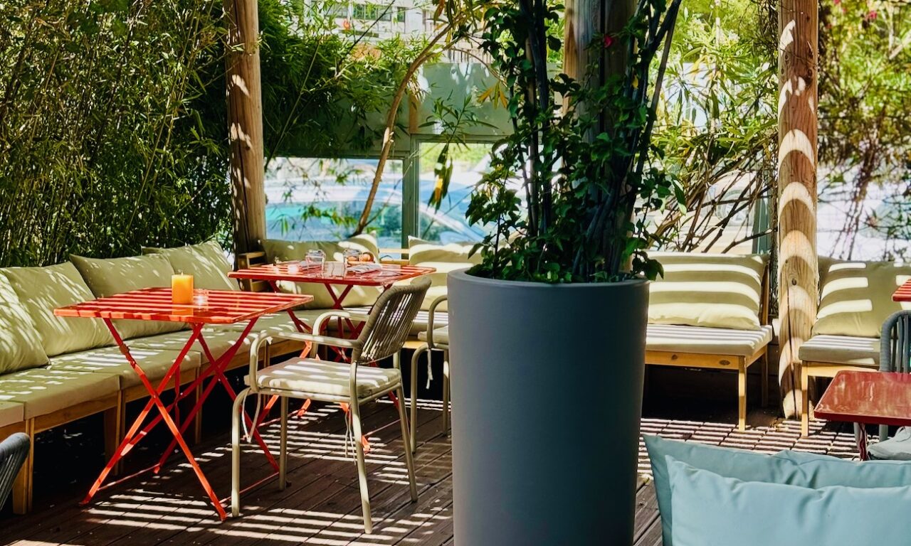 Hemera est un restaurant grecque qui propose dans le 6ème arrondissement de Marseille un cuisine contemporaine mêlant grands classiques et savoir-faire français. (extérieur)