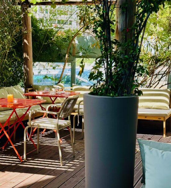 Hemera est un restaurant grecque qui propose dans le 6ème arrondissement de Marseille un cuisine contemporaine mêlant grands classiques et savoir-faire français. (extérieur)