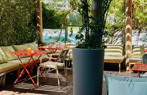 Hemera est un restaurant grecque qui propose dans le 6ème arrondissement de Marseille un cuisine contemporaine mêlant grands classiques et savoir-faire français. (extérieur)