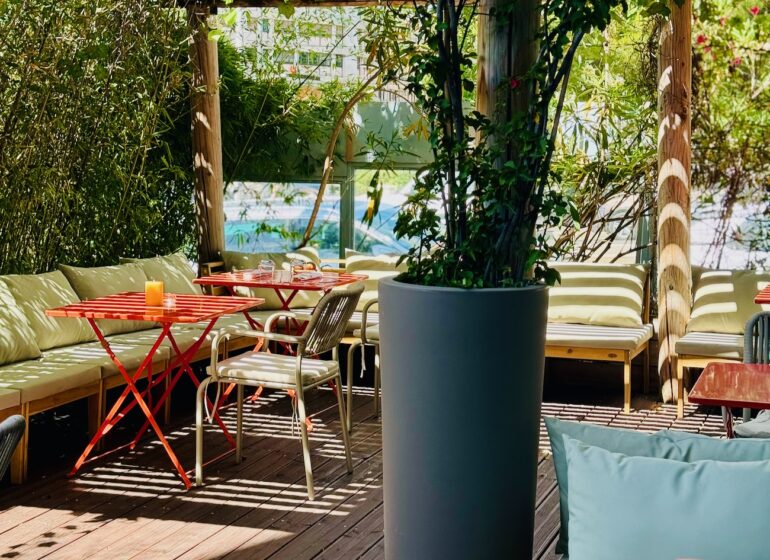 Hemera est un restaurant grecque qui propose dans le 6ème arrondissement de Marseille un cuisine contemporaine mêlant grands classiques et savoir-faire français. (extérieur)