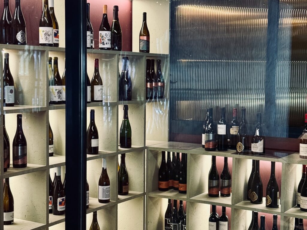 Hemera est un restaurant grecque qui propose dans le 6ème arrondissement de Marseille un cuisine contemporaine mêlant grands classiques et savoir-faire français. (cave)