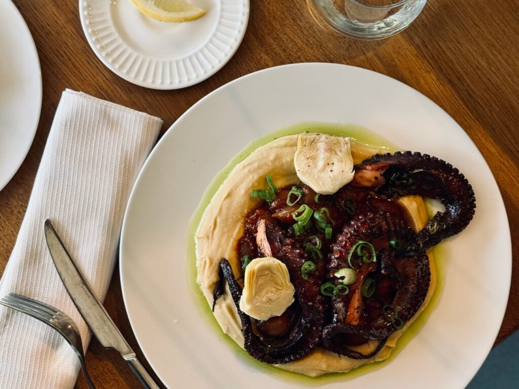 Hemera est un restaurant grecque qui propose dans le 6ème arrondissement de Marseille un cuisine contemporaine mêlant grands classiques et savoir-faire français. (poulpe)