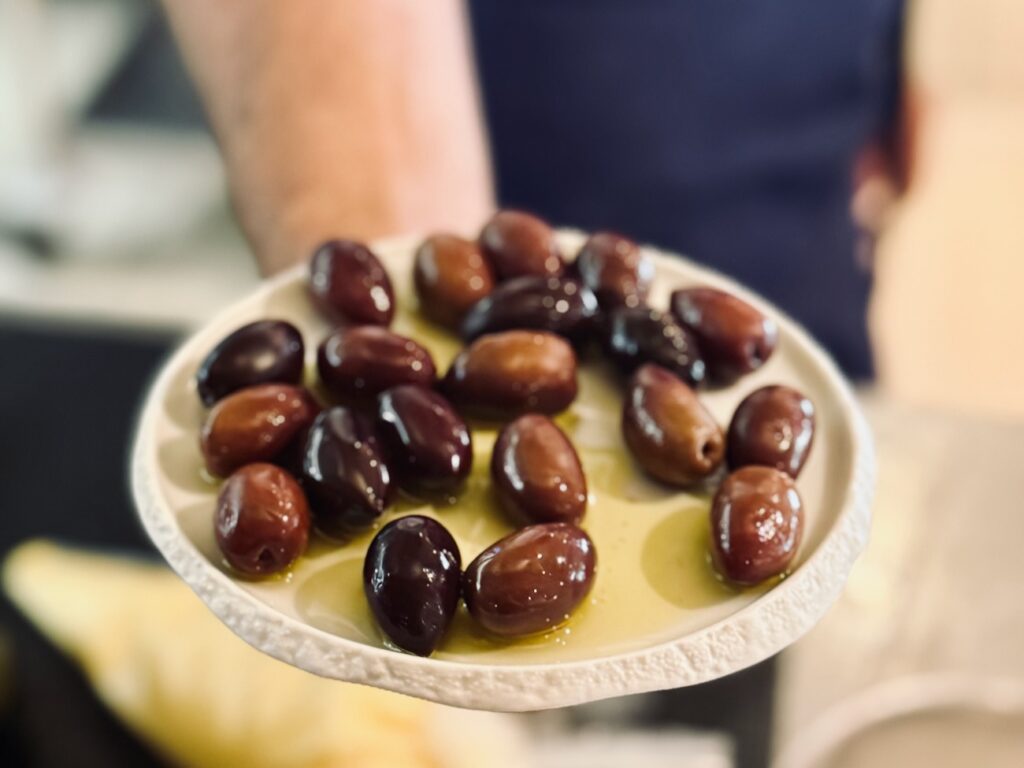 Hemera est un restaurant grecque qui propose dans le 6ème arrondissement de Marseille un cuisine contemporaine mêlant grands classiques et savoir-faire français. (olives)