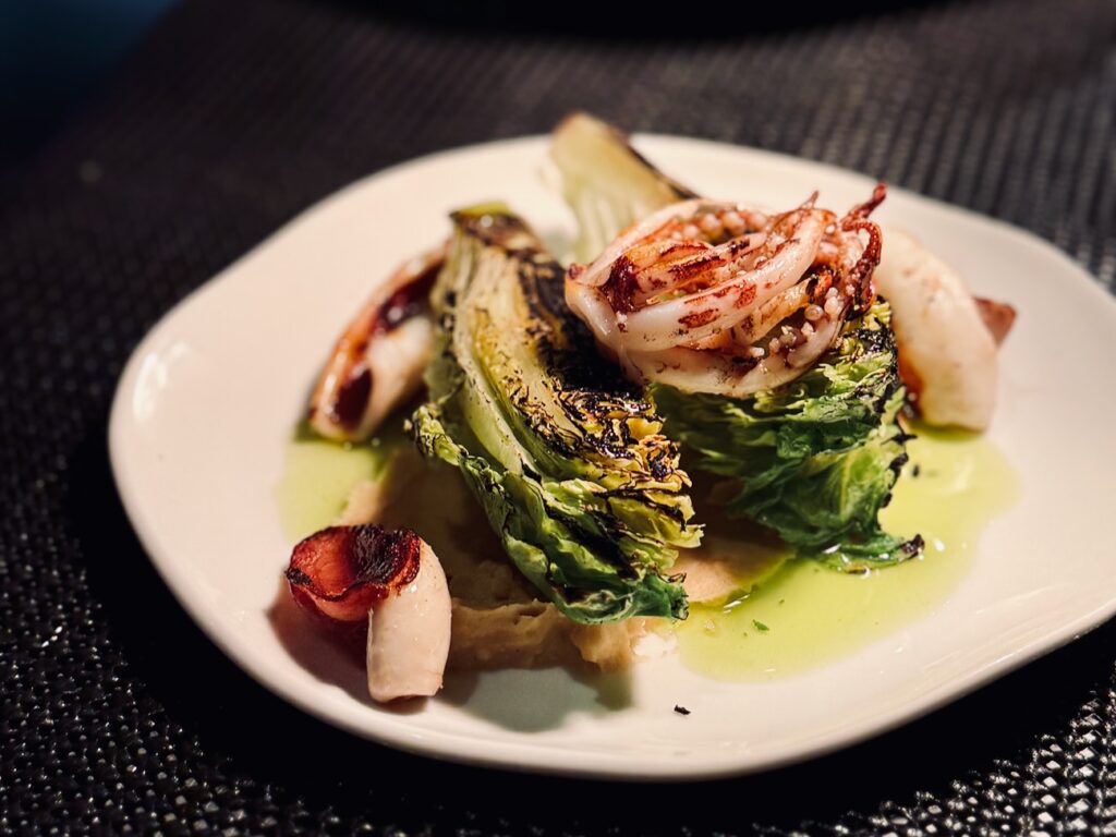 Hemera est un restaurant grecque qui propose dans le 6ème arrondissement de Marseille un cuisine contemporaine mêlant grands classiques et savoir-faire français. (encornets)