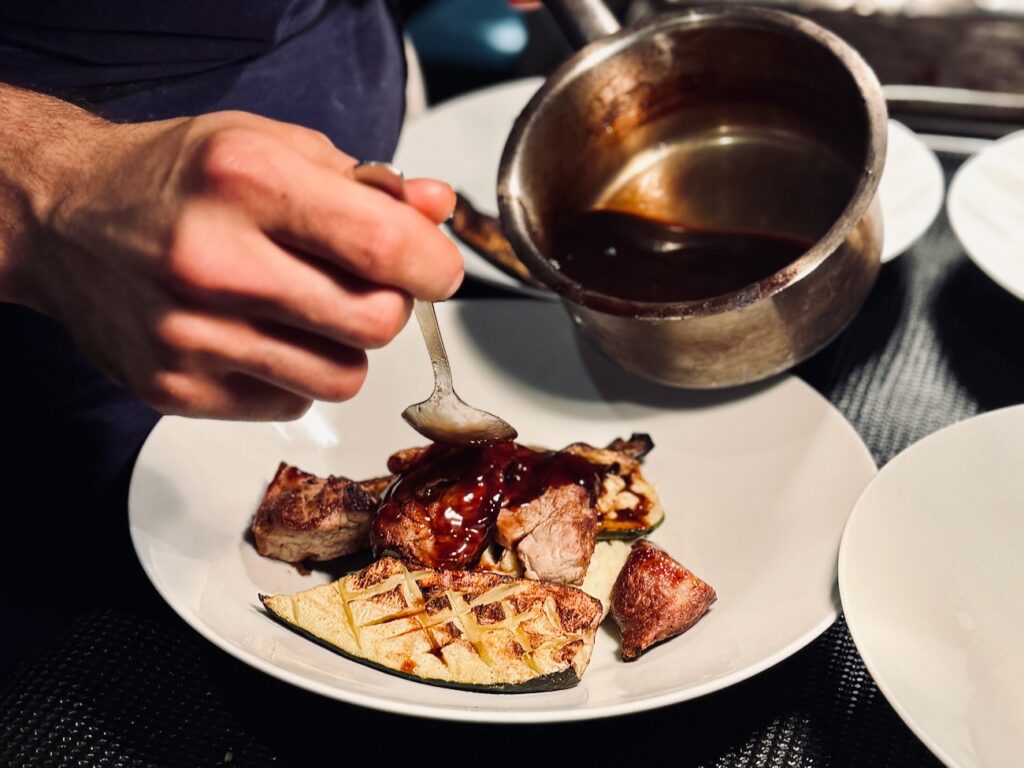 Hemera est un restaurant grecque qui propose dans le 6ème arrondissement de Marseille un cuisine contemporaine mêlant grands classiques et savoir-faire français. (dressage bis)