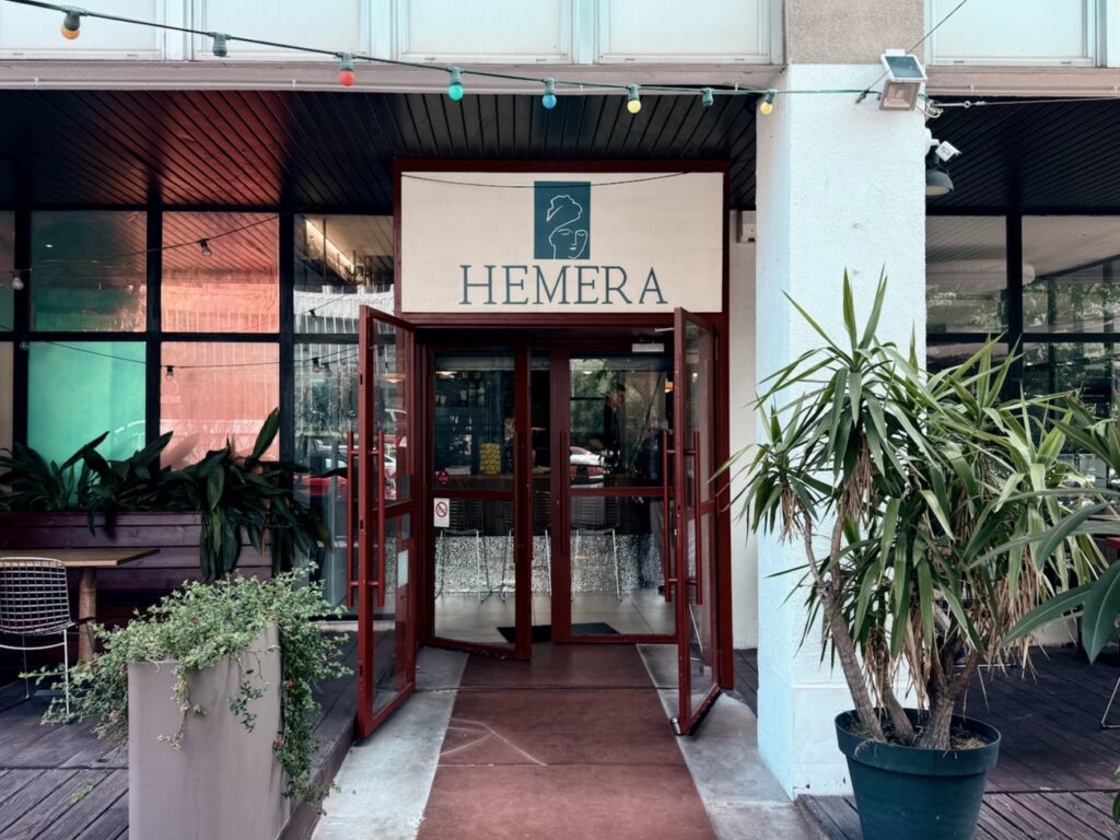 Hemera est un restaurant grecque qui propose dans le 6ème arrondissement de Marseille un cuisine contemporaine mêlant grands classiques et savoir-faire français. (façade)