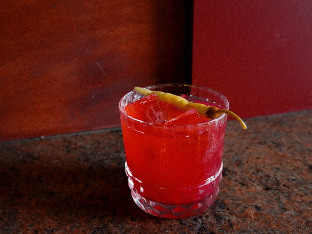 Le Grand Rouge est un café, snack bar et restaurant situé sur la place Edmond Rostand à Marseille. Il propose de du café, de la finger food, du vin, des cocktails et des plats. (cocktail quatre)
