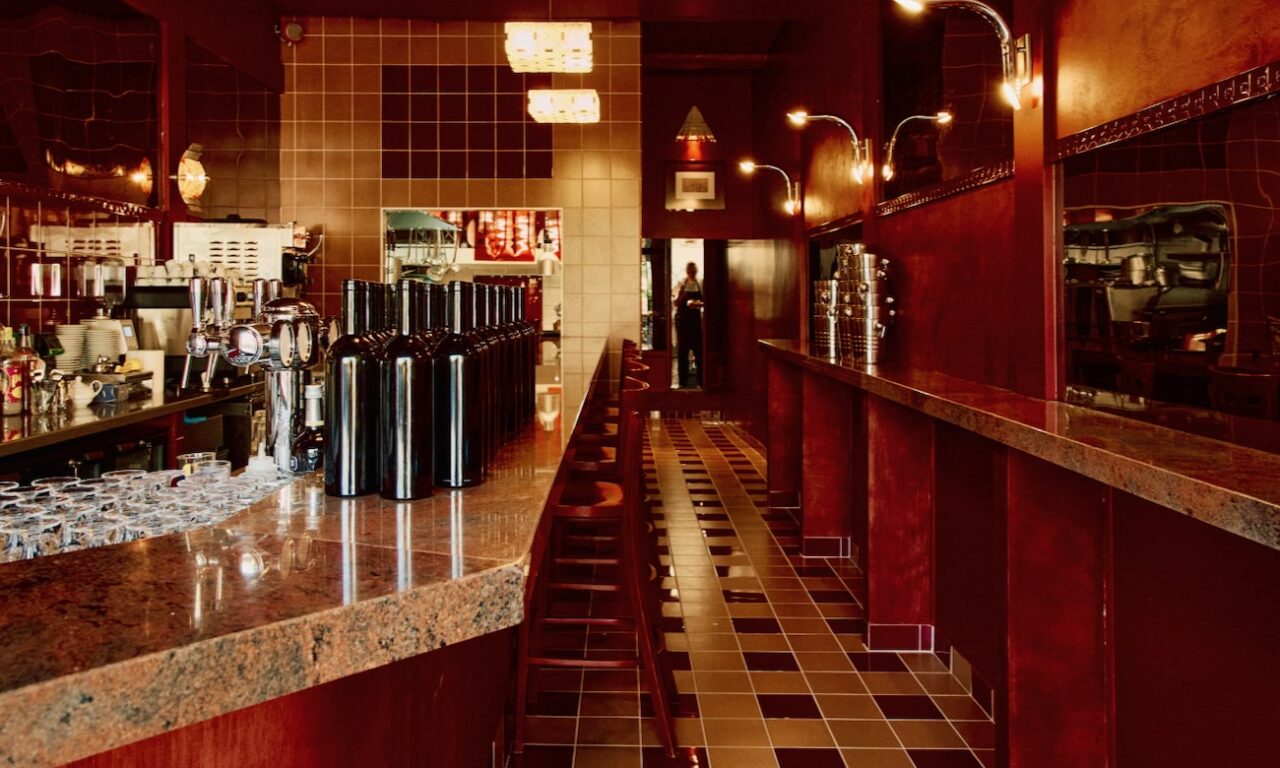 Le Grand Rouge est un café, snack bar et restaurant situé sur la place Edmond Rostand à Marseille. Il propose de du café, de la finger food, du vin, des cocktails et des plats. (intérieur trois)